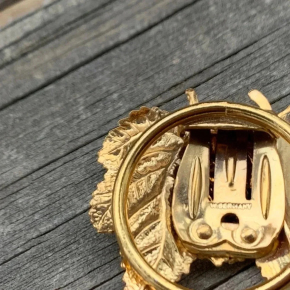 Vintage Scarf Loop Clip Gold Brass Tone Leaf Design West Germany - Picture 5 of 6